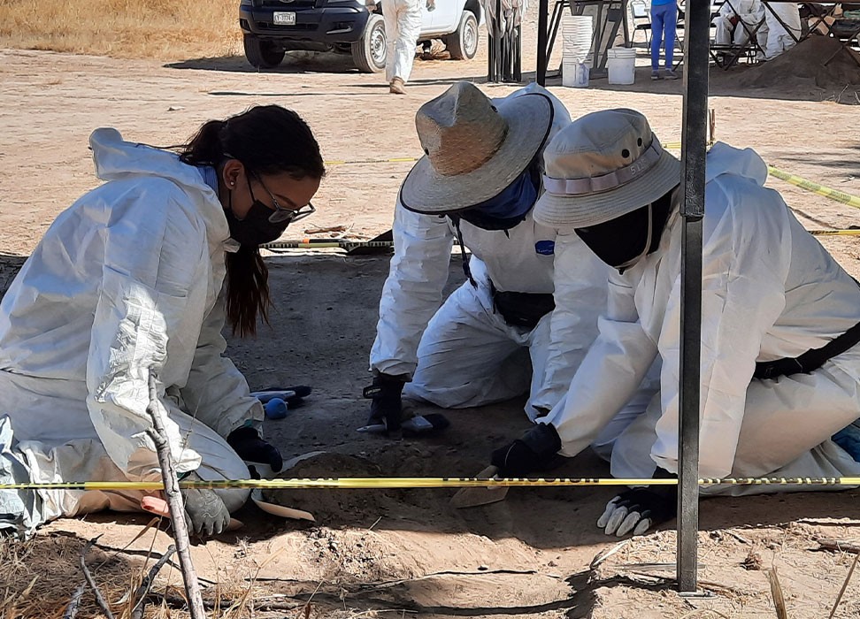 Durante una visita a México en noviembre de 2021, el Comité contra la Desaparición Forzada acompañó una exhumación durante la cual especialistas forenses y víctimas recogieron tierra en el lugar donde habían localizado cadáveres. © ACNUDH