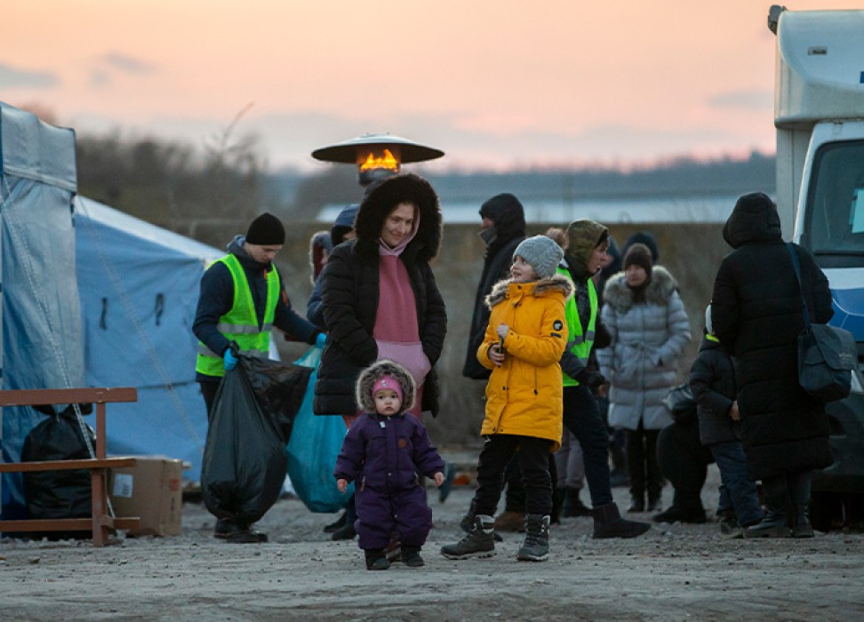لاجئون أوكرانيون يصلون إلى مركز لإيواء اللاجئين بالقرب من قرية بالانكا بمولدوفا، على بعد حوالى ثلاثة كيلومترات من الحدود مع أوكرانيا، في 17 آذار/ مارس 2022 © الوكالة الأوروبية للصور الصحفية/ دوميترو دورو