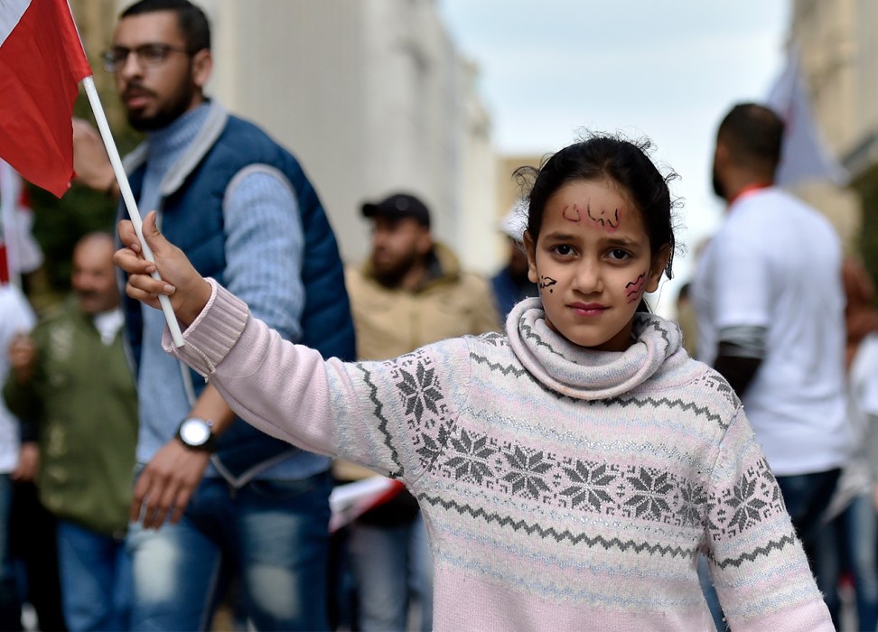 فتاة تحمل العلم اللبناني خلال مظاهرة جنسيتي كرامتي في العام 2019 © الوكالة الأوروبية للصور الصحفية/ وائل حمزة
