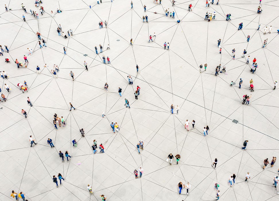 Vista aérea de una multitud conectada por líneas © Orbon Aliyah, Getty Images