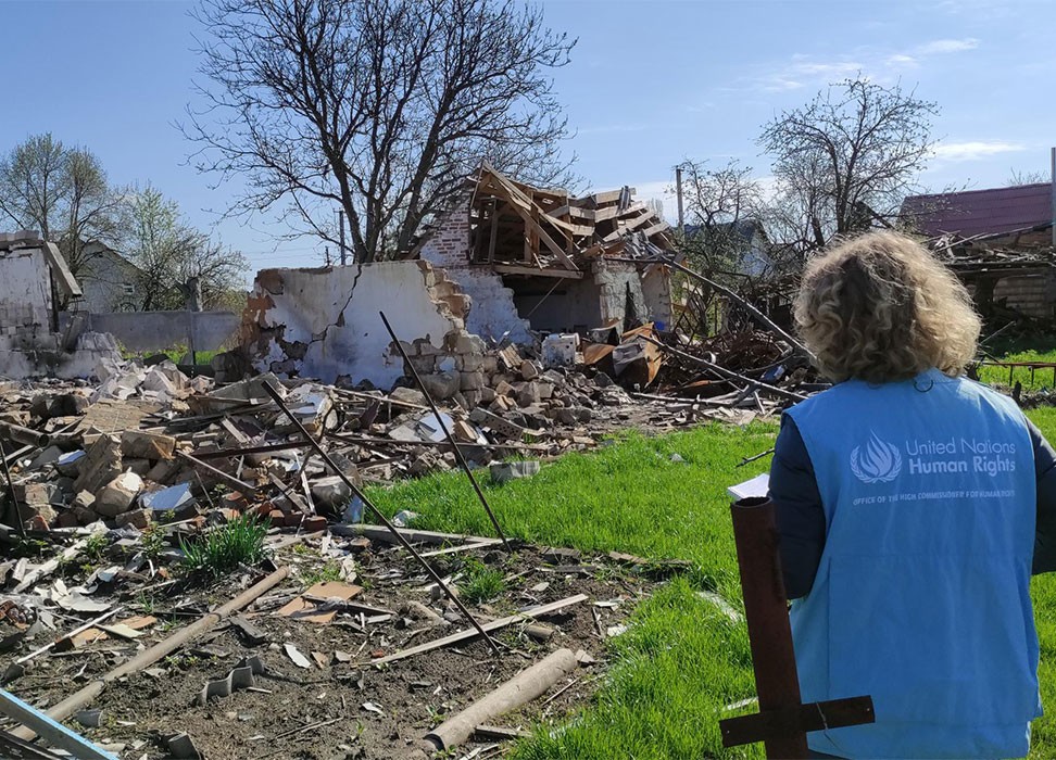La Misión de Observación de los Derechos Humanos de la ONU en Ucrania examina los daños causados por las fuerzas rusas. © ACNUDH