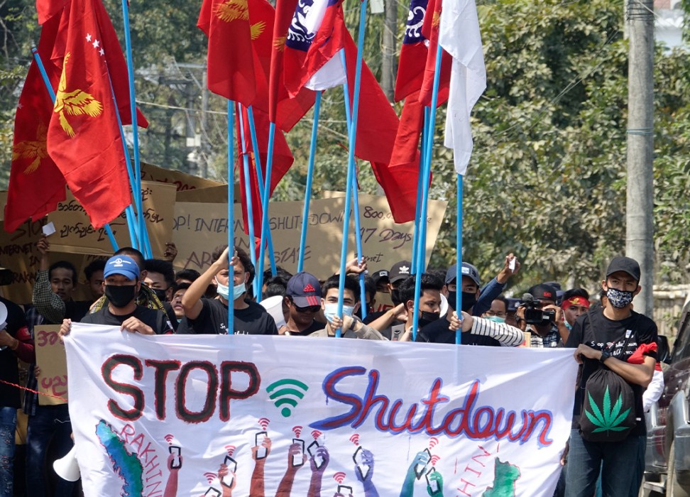 Estudiantes universitarios sostienen pancartas durante una protesta contra el cierre de Internet en Sittwe, estado de Rakhine, Myanmar Occidental