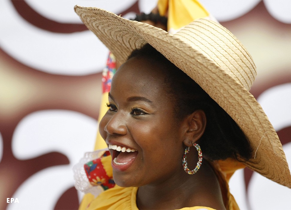Une femme d’ascendance africaine prend part aux célébrations de la Journée afro-colombienne officielle à Cali, en Colombie. © EPA/CHRISTIAN ESCOBAR MORA