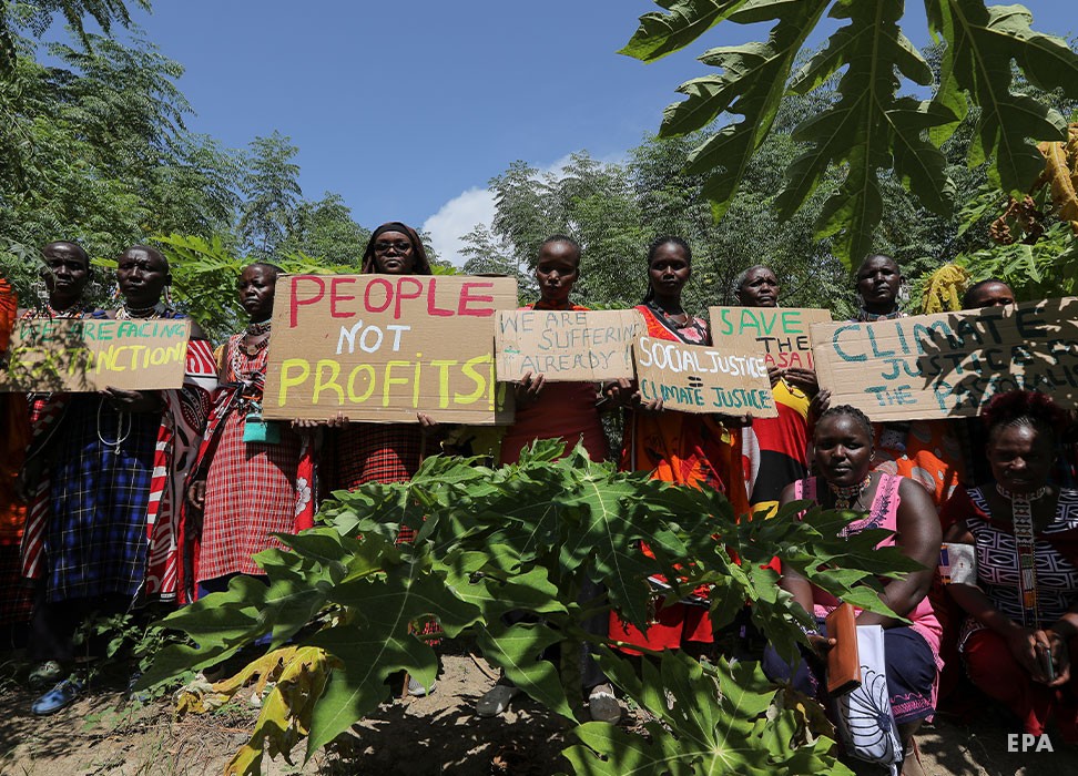 كينيات من مجتمع الماساي المحلي يشاركن في الإضراب العالمي من أجل المناخ في ماجادي بكاجيادو في كينيا، في 25 آذار/ مارس 2022. © الوكالة الأوروبية للصور الصحفية/ دانيل أيرونغو