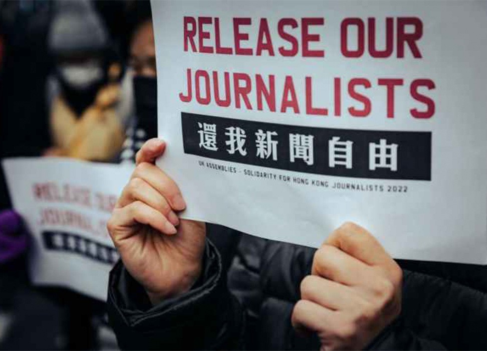 香港移民在香港驻伦敦经济贸易办事处外举行集会以示抗议，谴责香港政府通过逮捕记者和关闭独立媒体镇压香港的新闻自由©路透社