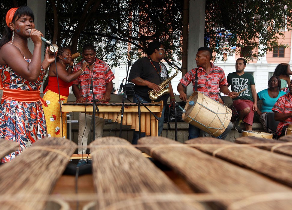 Группа музыкантов африканского происхождения участвует в праздновании официального Афро-колумбийского дня в Кали, Колумбия © EPA/CHRISTIAN ESCOBAR MORA
