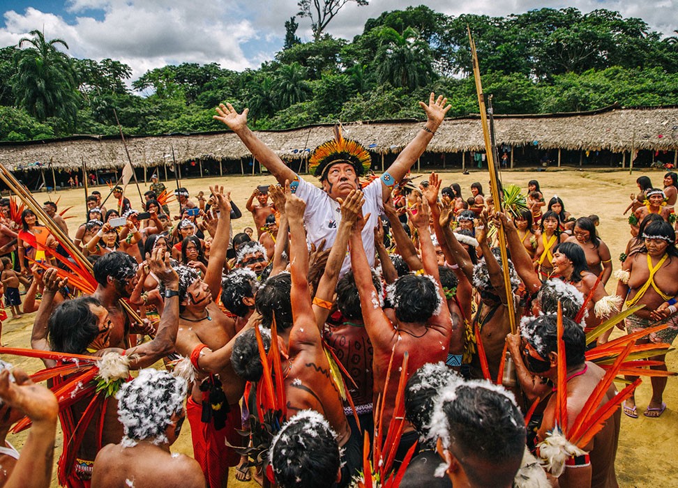 Le chaman Davi Kopenawa, leader des peuples indigènes, est élevé lors d'un rituel dans le village de Xihopi, sur la terre indigène des Yanomami. ©Christian Braga / ISA Barcelos amazon