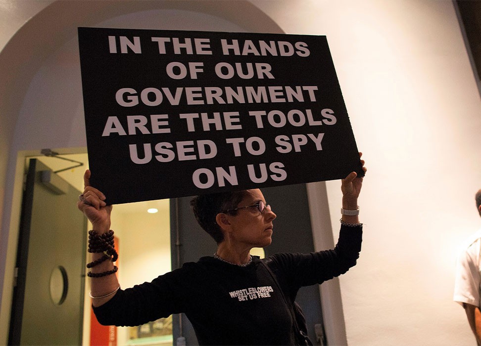 美国纽约市，一名妇女在支持前国家安全局工作人员爱德华·斯诺登（Edward Snowden）的集会上手举标语。©路透社/Eric Thayer
