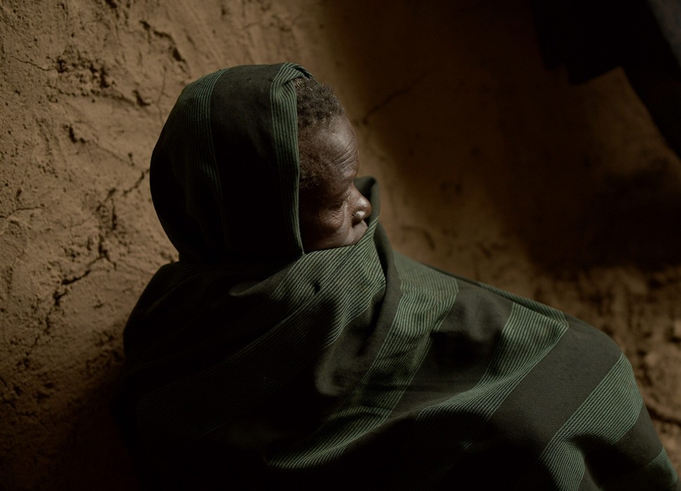Une femme pleure son fils assassiné dans la région de Karamoja, au nord de l’Ouganda. © HCDH
