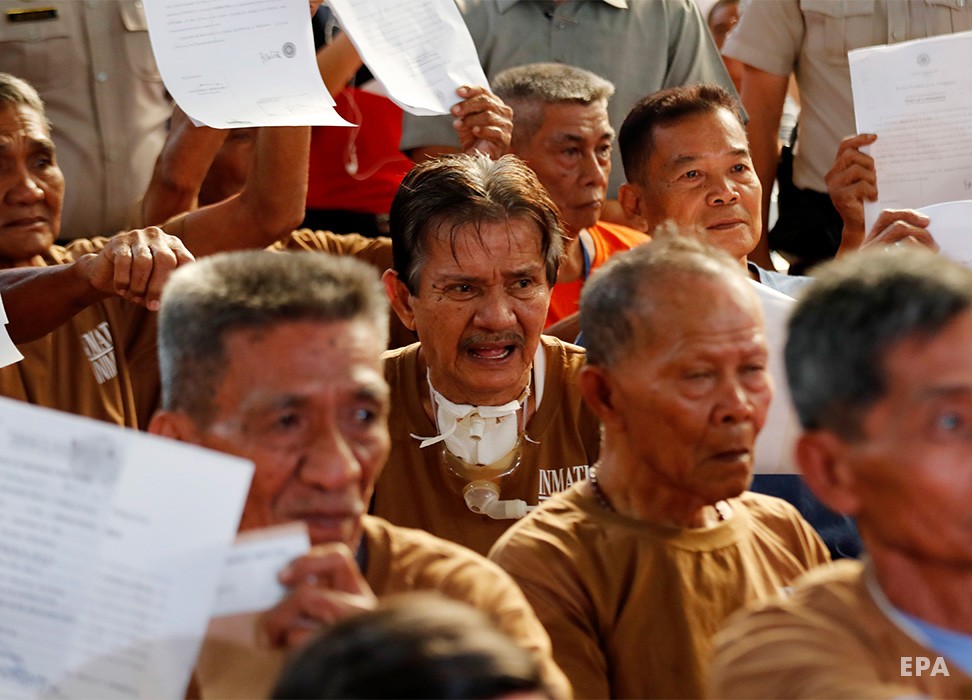 2017年3月7日，在菲律宾马尼拉蒙廷卢帕市的国家“Bilibid”监狱举行的仪式上，获得总统行政赦免的老囚犯等待释放。©欧新社-埃菲通讯社/FRANCIS R. MALASIG
