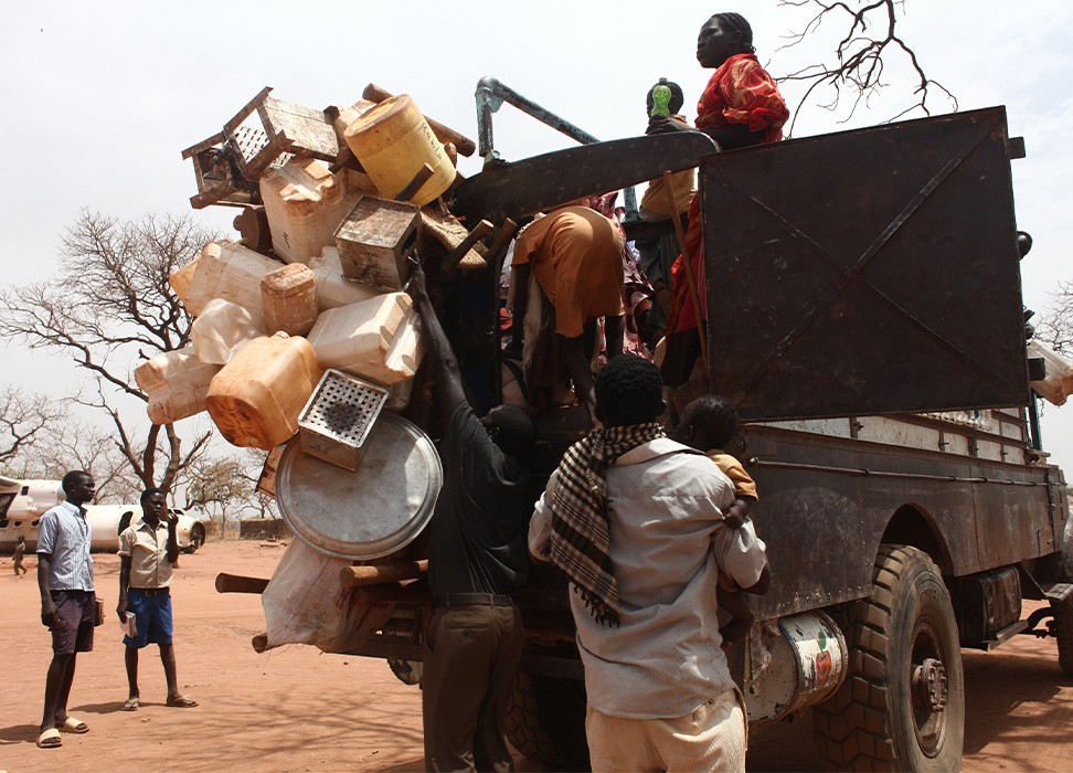 Des réfugiés mettent leurs effets personnels dans un camion en préparation de leur retour aux monts Nouba depuis le camp de Yida, dans l’État de l’Unité (Soudan du Sud), le 20 avril 2013. © REUTERS/Andreea Campeanu