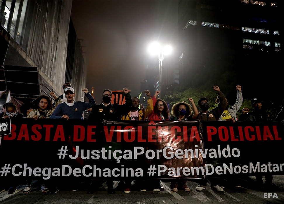 2022年6月1日，巴西圣保罗，反对种族主义的活动人士和普通公民示威反对警察暴力。被诊断患有精神分裂症的黑人热尼瓦尔多·德赫苏斯·桑托斯（Genivaldo de Jesus Santos）死于警方之手后，人们举行了抗议活动。©欧新社-埃菲社/Fernando Bizerra