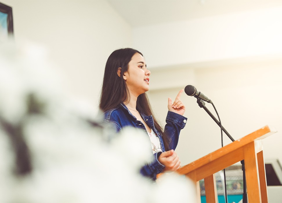 Une jeune prononçant un discours © GettyImages/Lisa5201