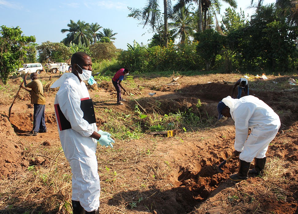 2019年6月，技术援助小组在刚果民主共和国中开赛省卡宗巴（Kazumba）地区的奇苏库（Tshisuku）发掘群葬坑 ©联刚稳定团／联合人权办公室