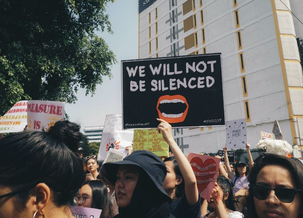 Panneau brandi lors d’une marche organisée par des femmes en mars 2019 à Kuala Lumpur © Unsplash/Michelle Ding