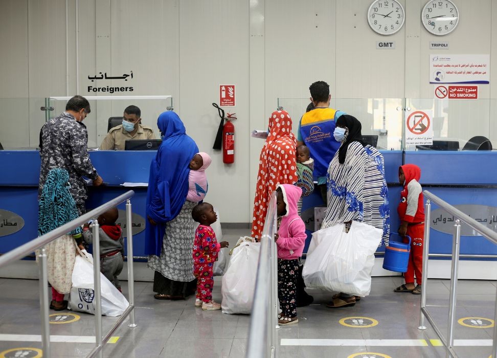 2021年11月3日，利比亚米苏拉塔，米苏拉塔机场，移民正在办理被遣返回国的登机手续。路透社