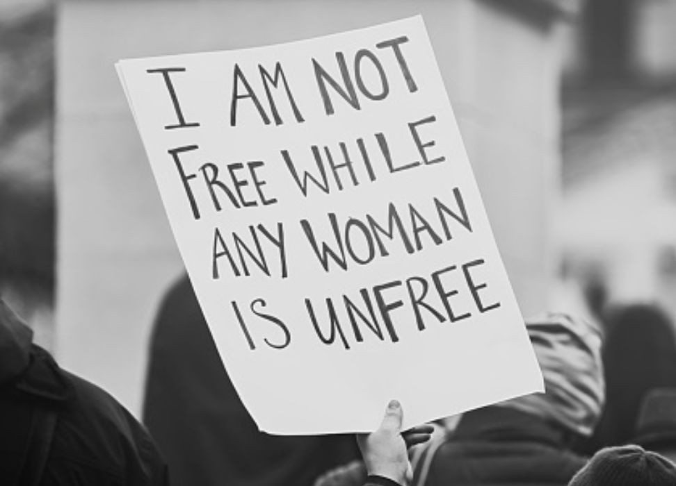 لافتة كتب عليها باللغة الإنكليزية شعار "لست حرة طالما أنّ امرأة واحدة حول العالم لا تزال غير حرة" © صور غيتي 