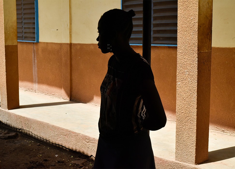 شابة هربت من زواج قسري تقف في مأوى لراهبات كاثوليكيات في سانت ماريا غوريتي، وهي تعيش اليوم في كايا ببوركينا فاسو، 23 شباط/ فبراير 2022. © رويترز/ آن ميمو