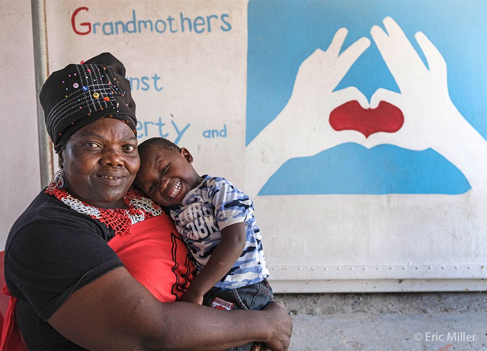 La Stephen Lewis Foundation presta su apoyo a un proyecto que ayuda a sensibilizar y recopilar fondos en apoyo de las abuelas africanas. ©Eric Miller