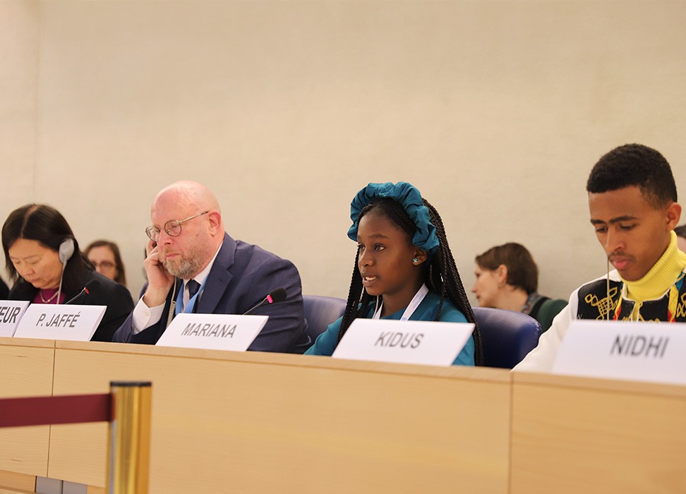 Mesa redonda liderada por niños y niñas sobre los derechos del niño y el entorno digital durante el 52º período de sesiones del Consejo de Derechos Humanos en Ginebra, Suiza. Foto: © ACNUDH