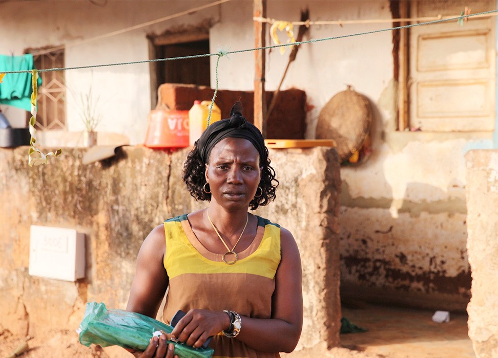 Arminda Sa pose pour une photo devant sa maison à Bissau, en Guinée-Bissau, le 6 février 2019. © Fondation Thomson Reuters/Nellie Peyton