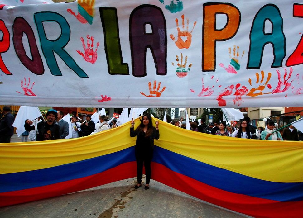 哥伦比亚首都波哥大，在游行中呼吁和平的支持者们。图片来源：路透社/John Vizcaino