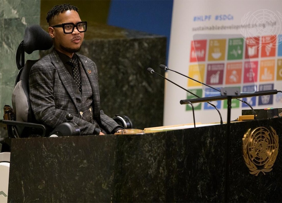 المدافع عن أهداف الأمم المتّحدة للتنمية المستدامة إيدي ندوبو يخاطب الممثلين خلال المنتدى السياسي الرفيع المستوى. © صور الأمم المتّحدة/ مانوال الياس