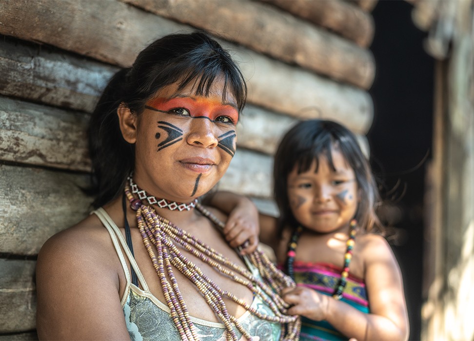 Jeune femme brésilienne et son enfant, portrait de l’ethnie tupi guarani. © Getty Images