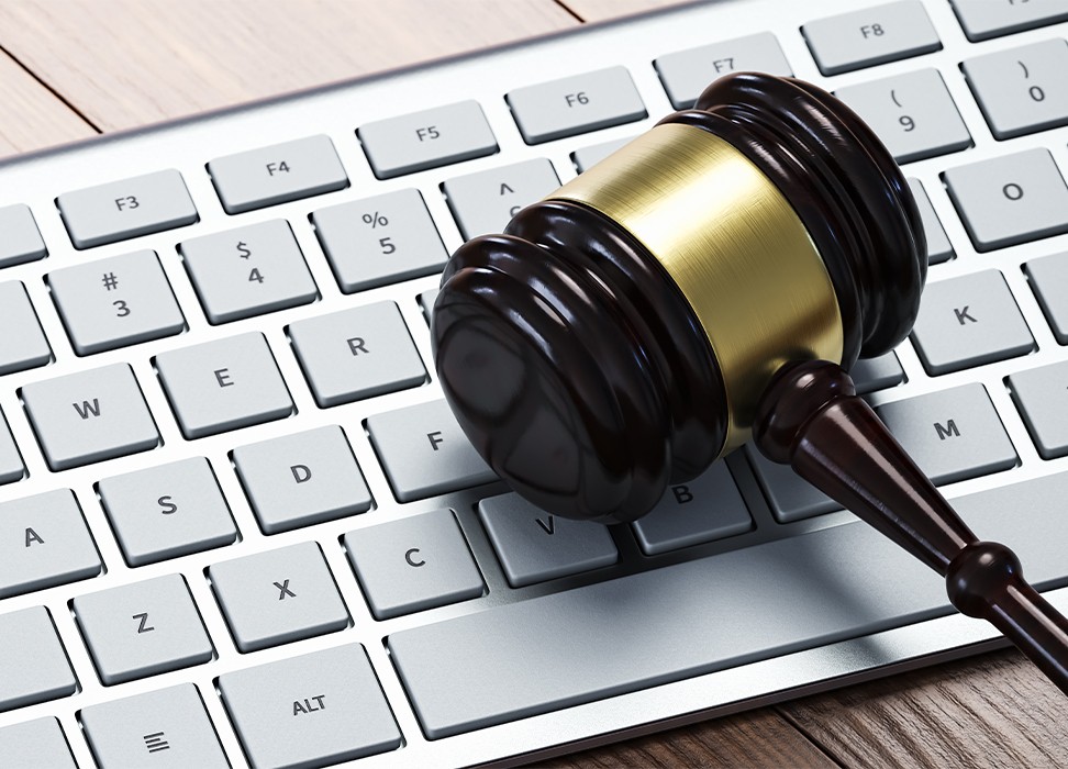 Судейский молоток на белой клавиатуре. © Getty Images