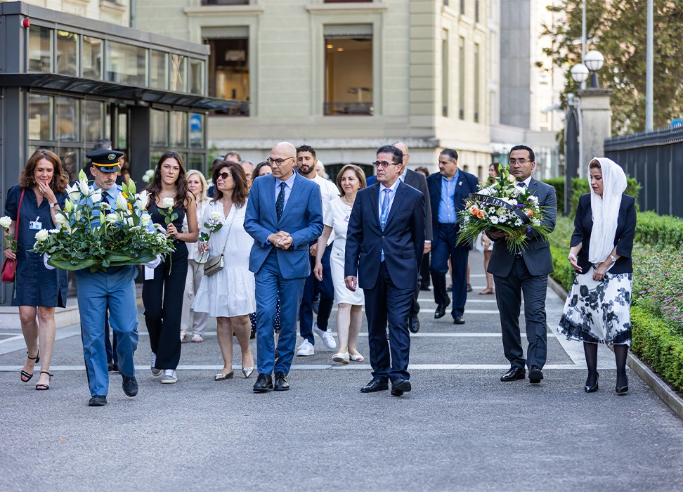 Volker Türk al frente de un grupo de colegas, amigos y familiares durante la ceremonia conmemorativa. ©ACNUDH/Pierre Albouy