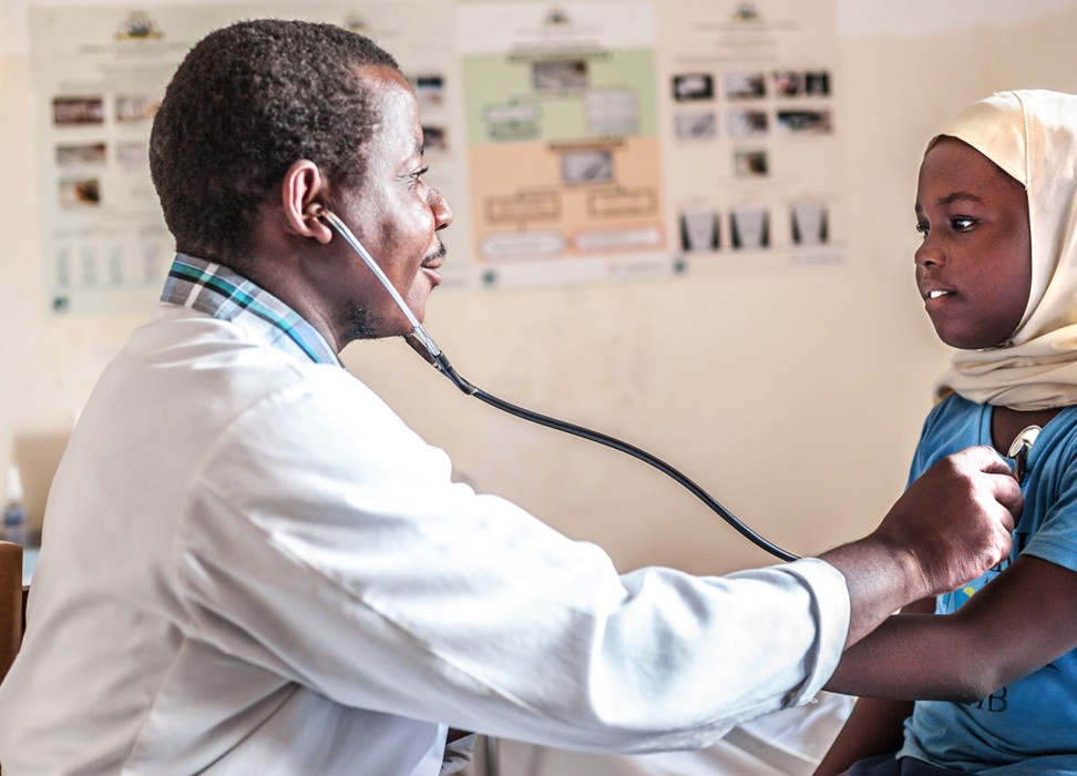 طبيب يفحص مريضة شابة. © صور غيتي 