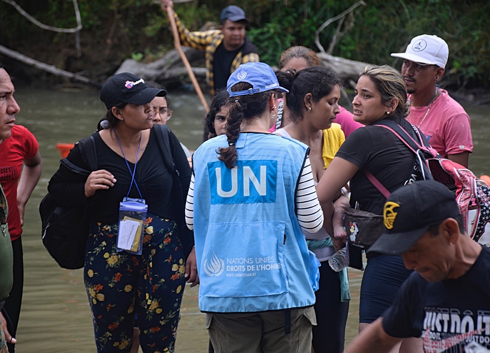 UN Human Rights worker speaks with people arriving to the intake centre on the Panama side of the Darien Gap. © Carlos Rodriguez/ROCA 