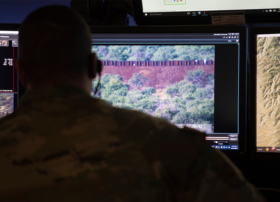 Un agente de una patrulla fronteriza controla una grabación en vivo desde una comisaría de una patrulla fronteriza en EE.UU., 2022. © Thomson Reuters Foundation/Rebecca Noble