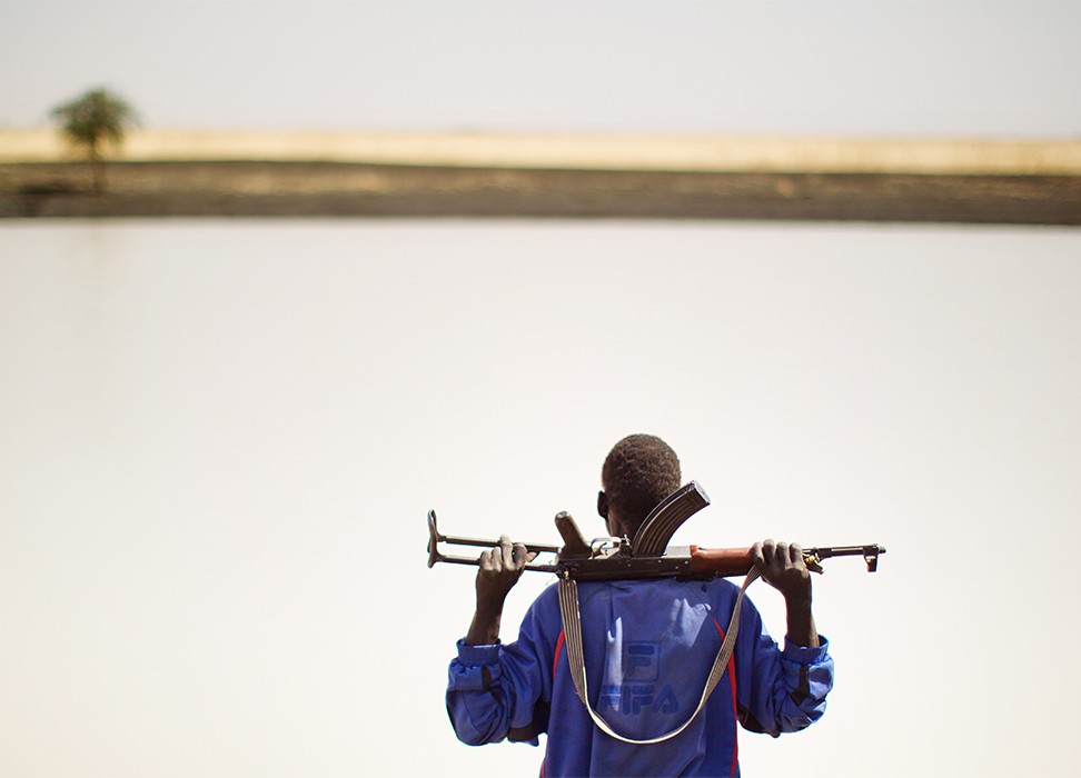 一名手持AK-47步枪的男子正在站岗。图片来源：路透社/Julien Behal