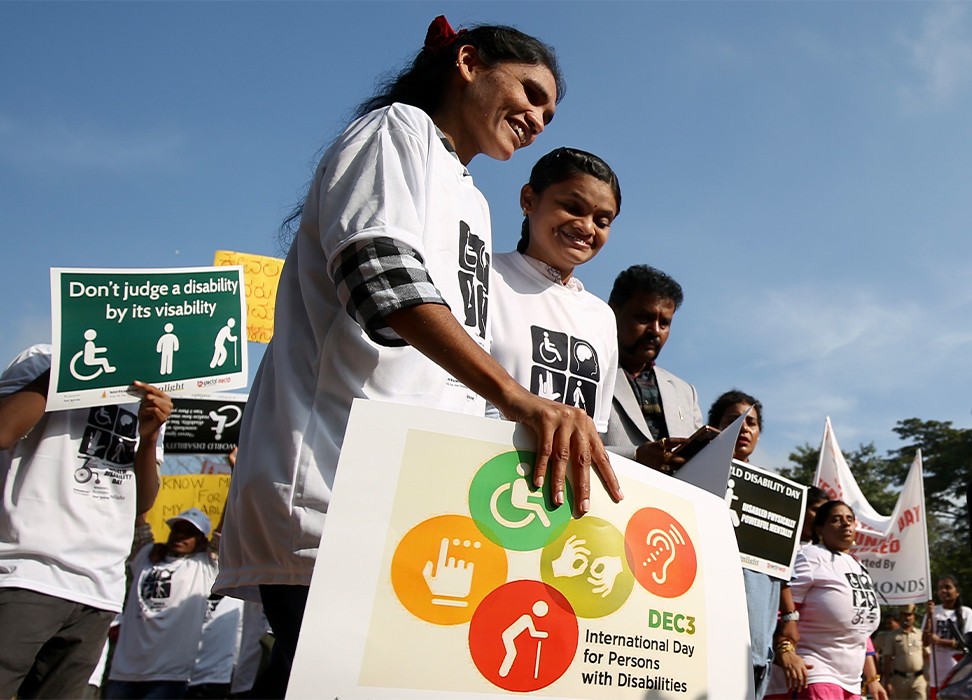أشخاص ذوو إعاقة يحملون لافتات احتفالًا باليوم الدولي للأشخاص ذوي الإعاقة في بنغالور بالهند. © الوكالة الأوروبية للصور الصحفية 