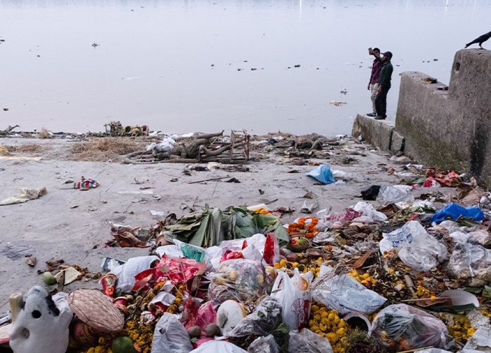 圣河恒河（Ganga）沿岸完全被垃圾所污染的景象（摄影：Dipayan Bose／SOPA Images/Sipa USA）