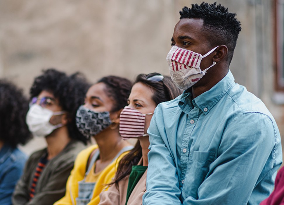 Протестующие в масках держатся за руки © Getty Images