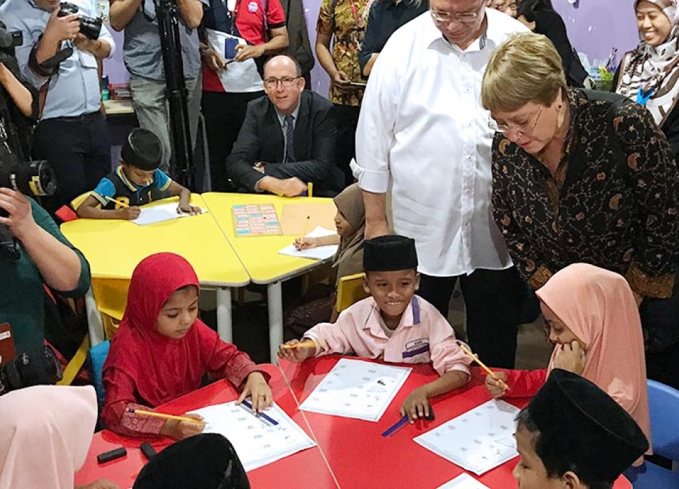米歇尔·巴切莱特参观马来西亚的罗兴亚难民学习中心 © 人权高专办