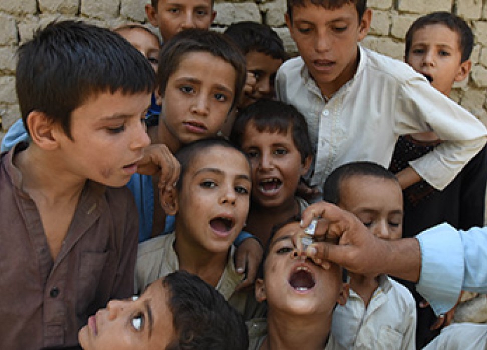 卫生工作者为阿富汗儿童提供预防小儿麻痹症的滴液。© 来源 EPA/Ghulamullah Habibi