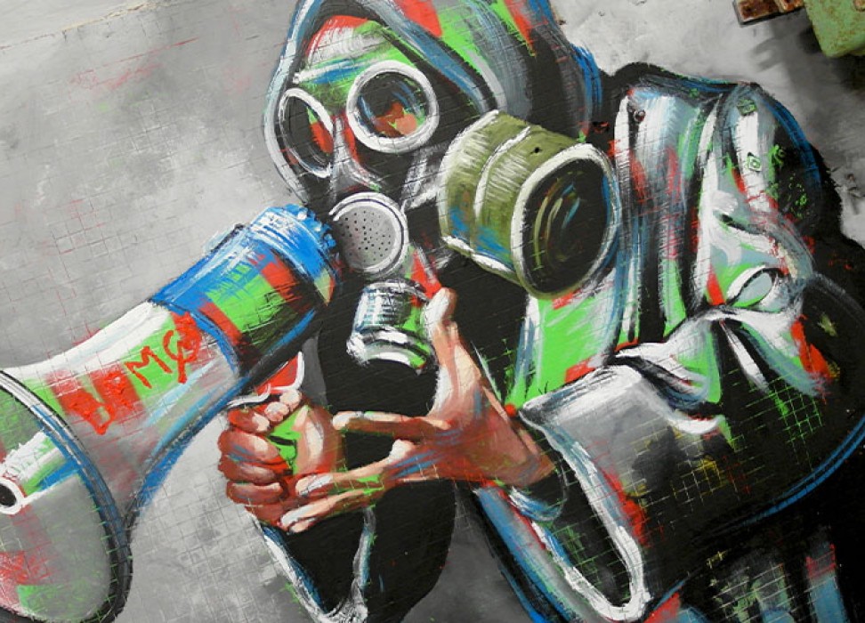 一幅艺术作品中，戴着面具的人手持扩音器 © 自由缪斯 / 联合国人权办