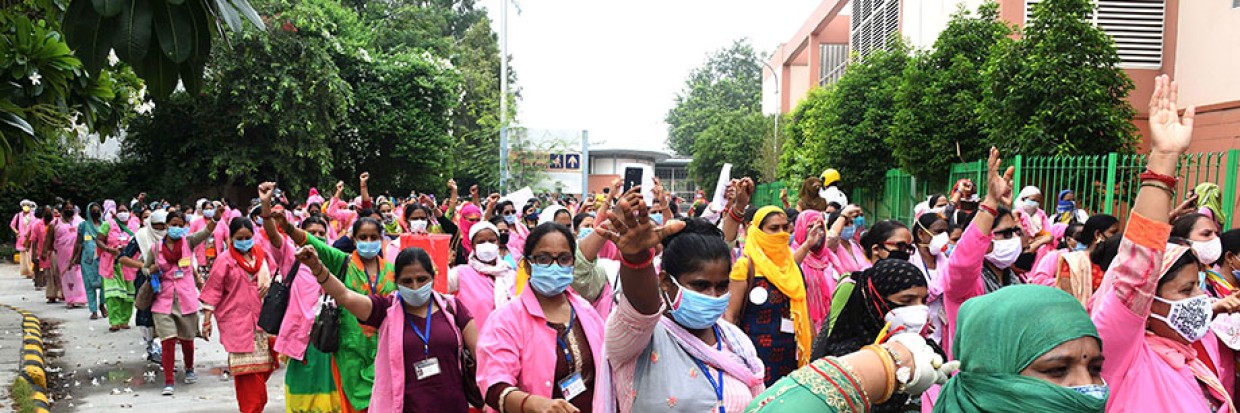 Social Health Activist personnel demonstrate for better social protections in New Delhi, India © EPA-EFE/STRINGER