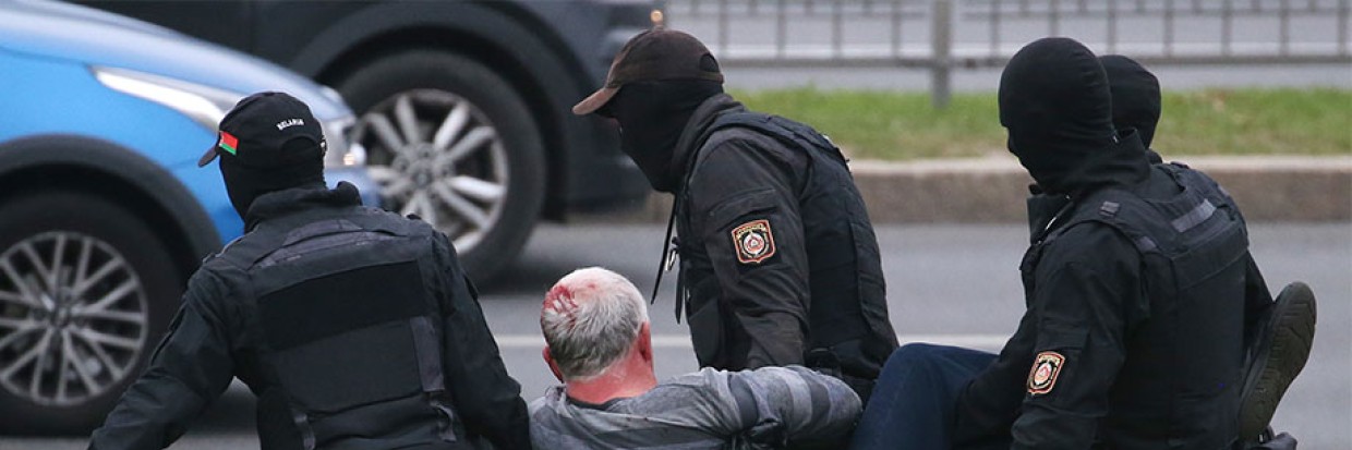 2020年10月，执法人员拘留一名抗议者。Natalia Fedosenko／塔斯社通过路透社报道