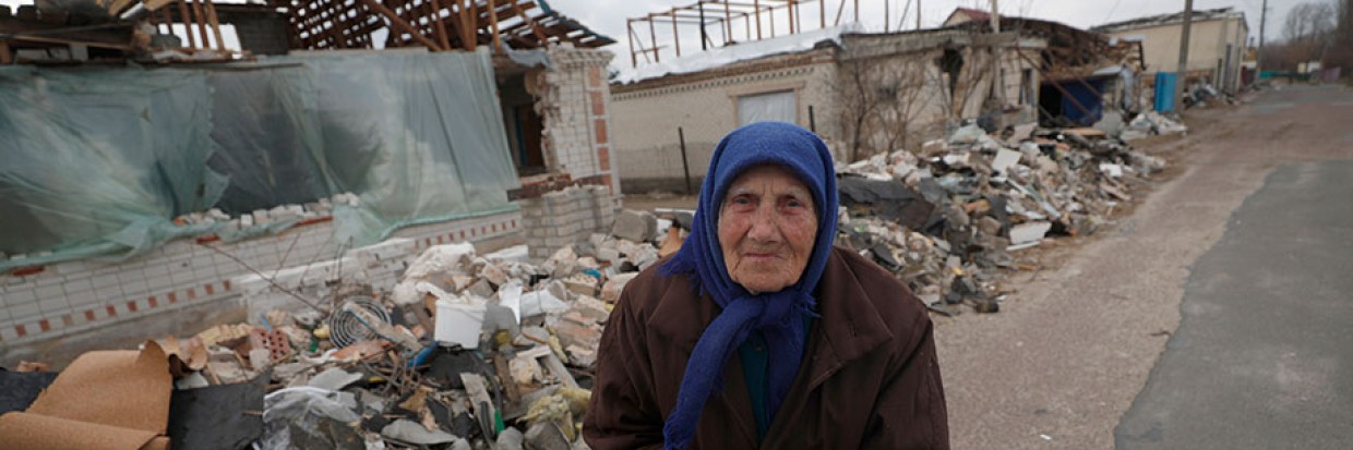 2022年3月29日，基辅州的乌利卡斯科尔纳村遭到俄军空袭后，90岁的拉丹·埃夫多基米夫娜（Ladan Evdokymivna）走过自家的废墟。欧新社-埃菲通讯社／ATEF SAFADI