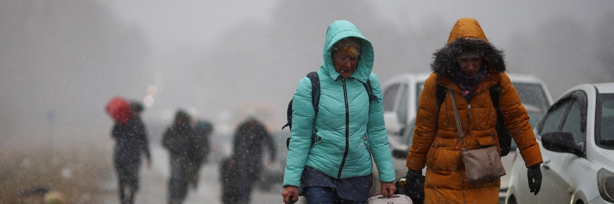 Refugiados de Ucrania caminan a duras penas hacia la frontera polaca REUTERS/Thomas Peter