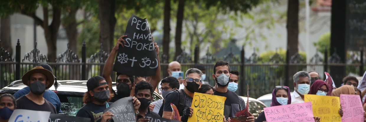 2022年4月2日，斯里兰卡科伦坡，民众在抗议当前经济危机的示威活动中举着横幅和标语。©Pradeep Dambarage／NurPhoto