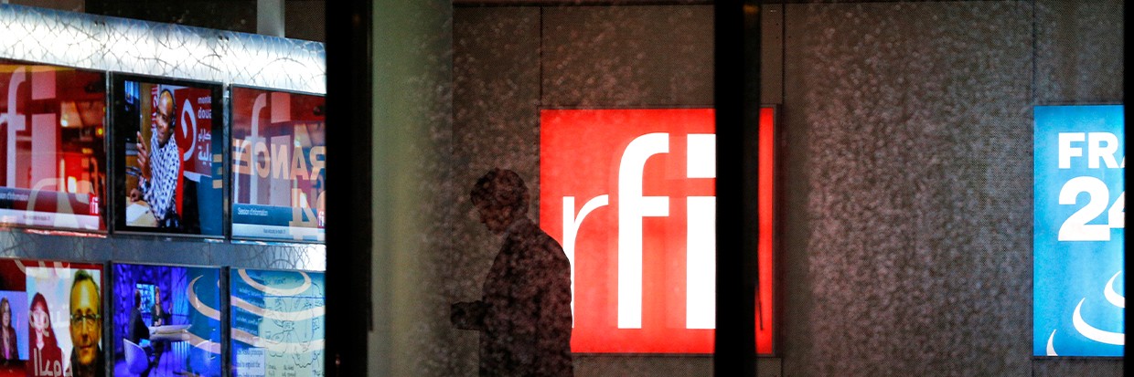 Un hombre camina dentro de la sede de RFI (Radio Francia Internacional) France 24 en Issy-Les-Moulineaux, cerca de París, Francia.