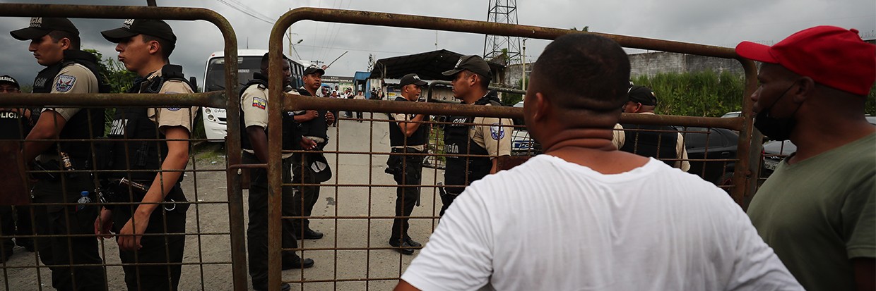 Miembros de la policía vigilan el exterior de la cárcel de Santo Domingo de los Tsachilas tras un motín, en Santo Domingo, Ecuador, 09 de mayo de 2022