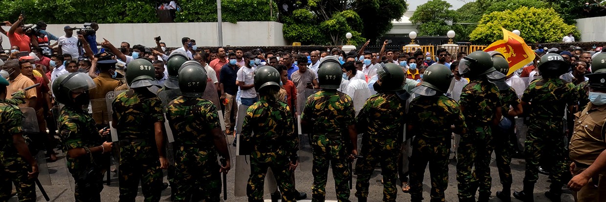 Des manifestants progouvernementaux sri-lankais détruisent les tentes de manifestants antigouvernementaux qu’ils appellent « Mainagogama » sous le regard des policiers, devant les arbres du temple, à Colombo (Sri Lanka), le 9 mai 2022 (photo de Tharaka Basnayaka/NurPhoto)