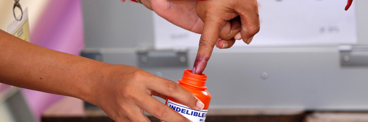 2018年7月29日，在柬埔寨金边举行的上一次大选中，一名选民在投票站用手指沾上墨水。路透社／Darren Whiteside
