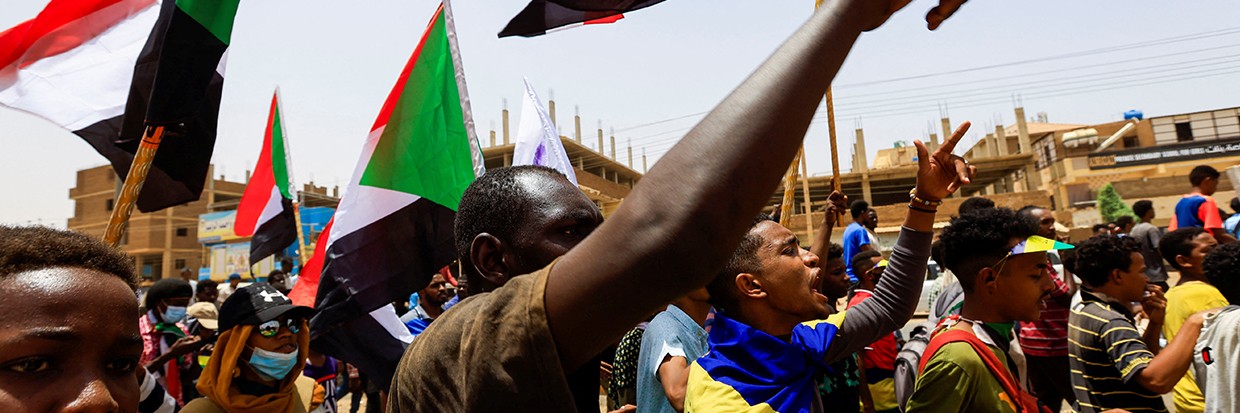 متظاهرون يسيرون في مسيرة ضد الحكم العسكري في أعقاب الانقلاب الأخير وإحياء الذكرى الثالثة للمظاهرات في الخرطوم ، السودان 30 يونيو / حزيران 2022 © Reuters